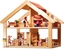 Une maison pour poupée miniature en bois comprenant 4 chambres, à la structure ouverte, accessible de tous côtés, avec un toit incliné rouge partiellement ouvert aussi.