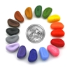 16 peuterkrijtjes gemaakt van soja olie en minerale pigmenten, in een cirkel gelegd als keitjes  in de volgende kleuren donker groen, licht groen, geel, oranje, rood, donker rood, roos, licht blauw, donker blauw, donker paars, licht paars, grijs, zwart, donker bruin, midden bruin en licht bruin.
