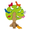Un arbre vert avec tronc brun et des oiseaux multicolores en bois dans l'arbre, 2 rouges, 1 orange, 1 bleu, 1 mauve et 1 orange assis au pied de l'arbre.
