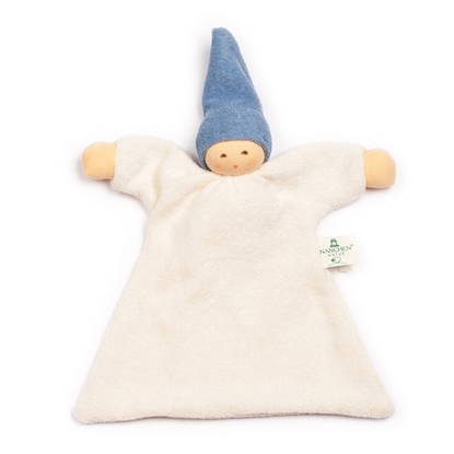 Poupée Nanchen doudou plat avec robe blanche et bonnet bleu.