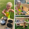 Een blond meisje speelt met een grote modderkeuken in hout, collage van 3 foto's