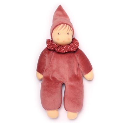 Poupée Nanchen Nani zedernholz rose est vêtue d'une tenue et d'un bonnet à pointe en velours de coton bio vieux rose.
