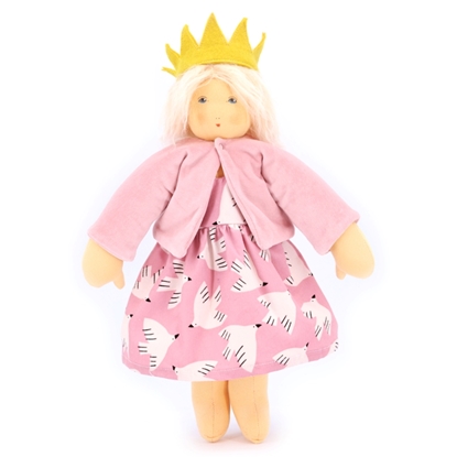 Nanchen Rosi stoffen pop met blond haar, blauwe ogen, roos kleedje met witte vogels, roos vestje en geel kroontje.