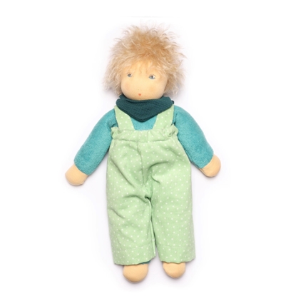 Nanchen Sommerkind Jo zachte jongenspop met blondmohair haar, blauwe ogen, lichtgroene overal, donkergroene halsdoek.