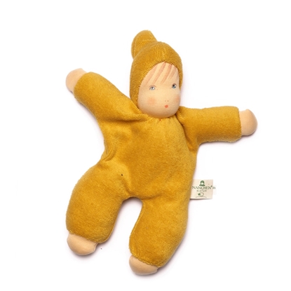Gele kleuter knuffelpop gemaakt door Nanchen Natur in bio katoen en bio wol.