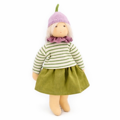 Nanchen pop, blond mohair haar, bruine ogen, groene corduroy rok, groen-wit gestreepte sweater, gebreide lavendelkleurige muts met een klein groen steeltje.