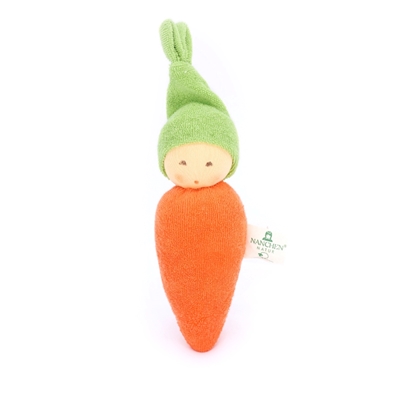 Oranje bio katoen rammelaar van Nanchen in de de vorm van een wortel met groen mutsje.