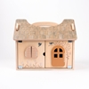 Casa delle bambole per scoiattoli, completamente chiusa, con tetto rosa.
