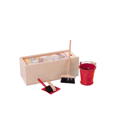 Een houten doosje met vintage afbeelding. Ervoor een rood emmertje, een veegborstel, een vuilblik en handborsteltje voor poppen.