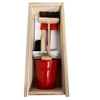 Une boîte en bois renferme un set de nettoyage poupée: seau et ramassette en métal rouge, balayette et balai.