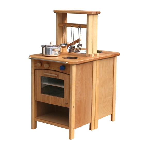 Twee speelgoed keuken elementen staan rug an rug opgesteld om te spelen: een houten kookfornuis met oven en een frigo/spoelbak.