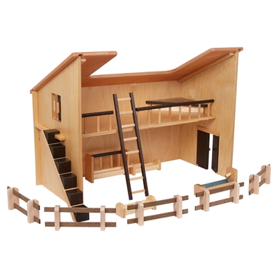 Houten speelgoed boerderij met verdiep, kippentrap, ladder, hooiruif, 2 voederbakken, watertrog en 5 hekjes.